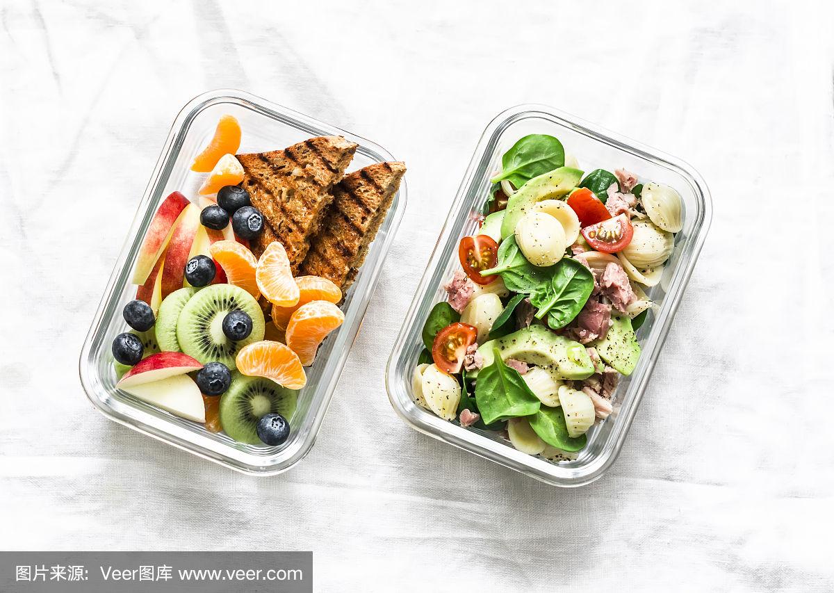 如何用意大利面制作烧烤午餐盒